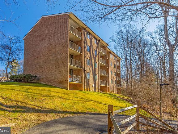 End Unit w/Large Balcony (Not a Patio Unit)