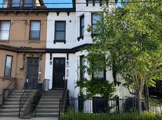 205 Gerrard St E UNIT 8, Toronto, ON M5A2E7