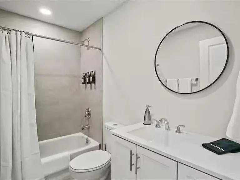 1547 W 26th Ct #2 — Photo 8