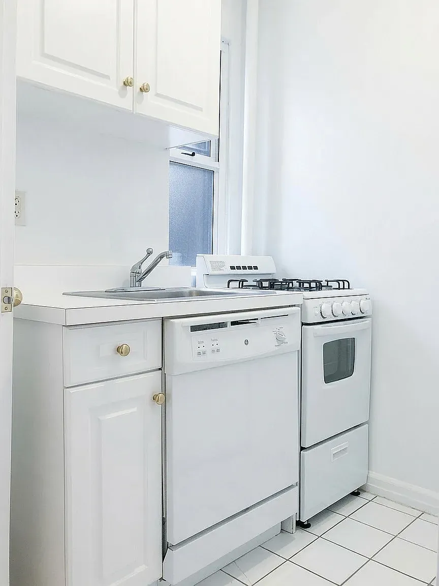 428 East 81st Street — Photo 2