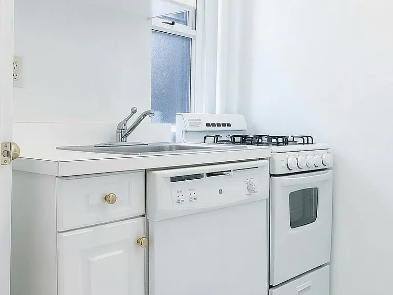 428 E 81st St #2B — Photo 2