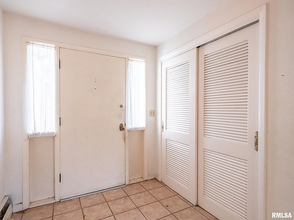 3rd image of 5504 N Knoxville Ave
