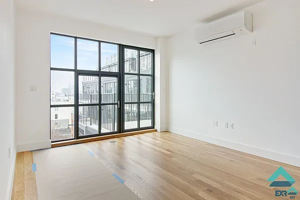 Rented by EXR | media 10