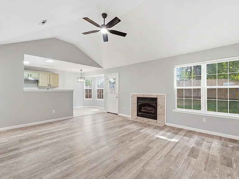 203 Green Acres St — Photo 2