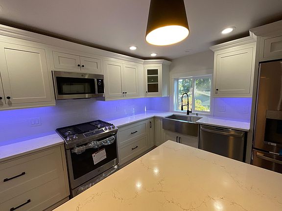 3rd image of 1577 Woodside Dr #A