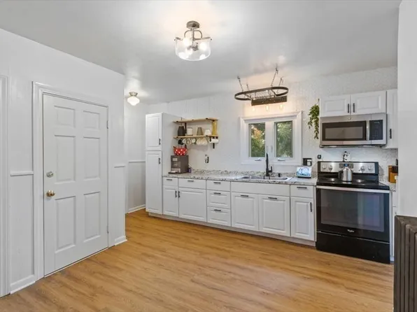 4 Greenwood St, Amesbury, MA 01913