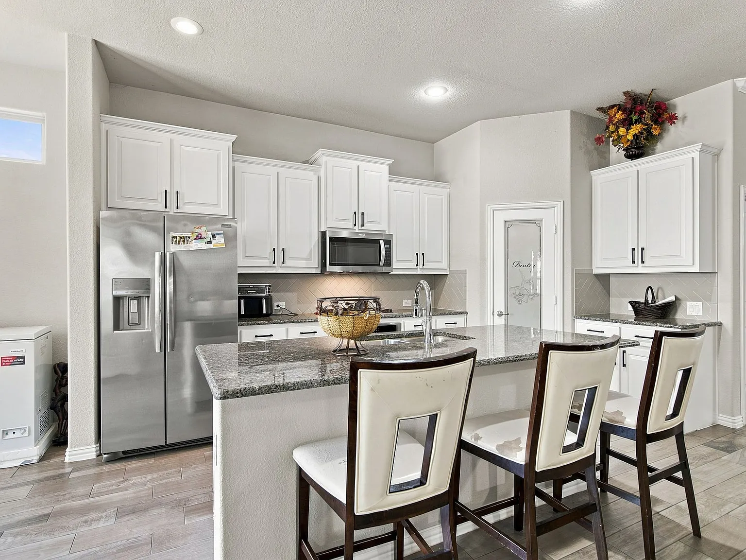 5 bed, 3.5 bath, 3265 sqft, $3,150 — Photo 2
