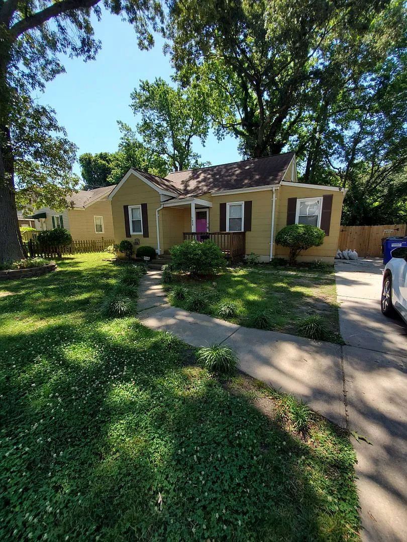 Charming Single-Family Home on Quiet Cul-De-Sac — Photo 3