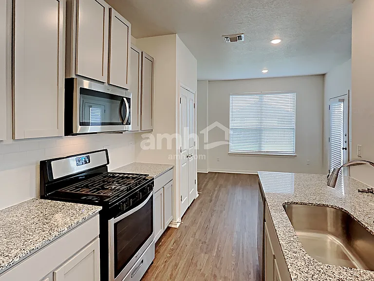 2706 Brogan Crk — Photo 3