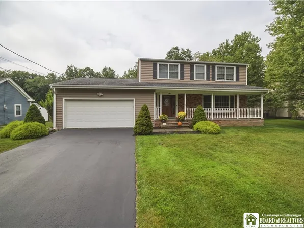 32 University Park, Fredonia, NY 14063