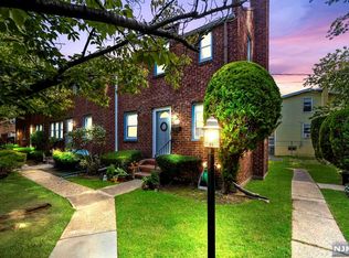 917 River Rd, Teaneck, NJ 07666