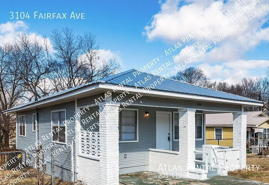 Charming 2-Bedroom Home with a Huge Kitchen & Fenced Backyard! — Photo 2