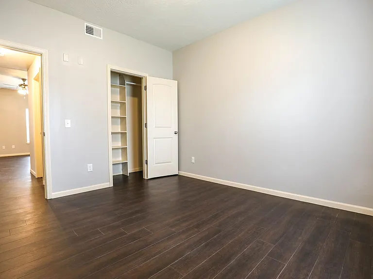600 E Harrison St — Photo 32