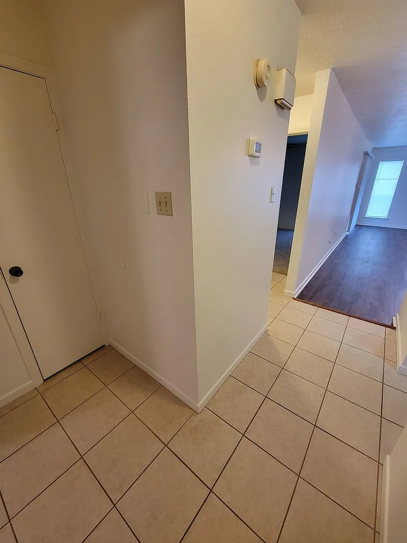 Building Photo - 605 Navarro Dr