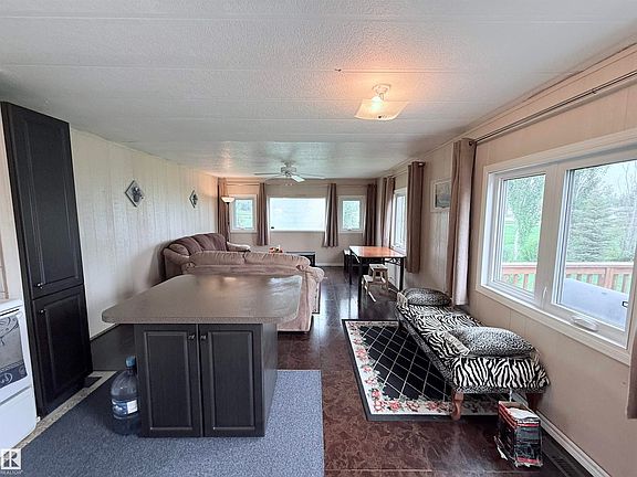 4th image of 3040 Central Dr