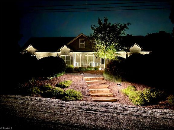 4th image of 1742 Riverview Rd