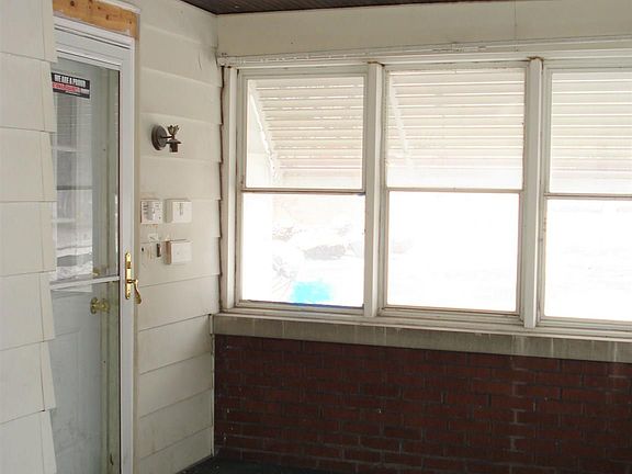 4th image of 81 Lincoln St
