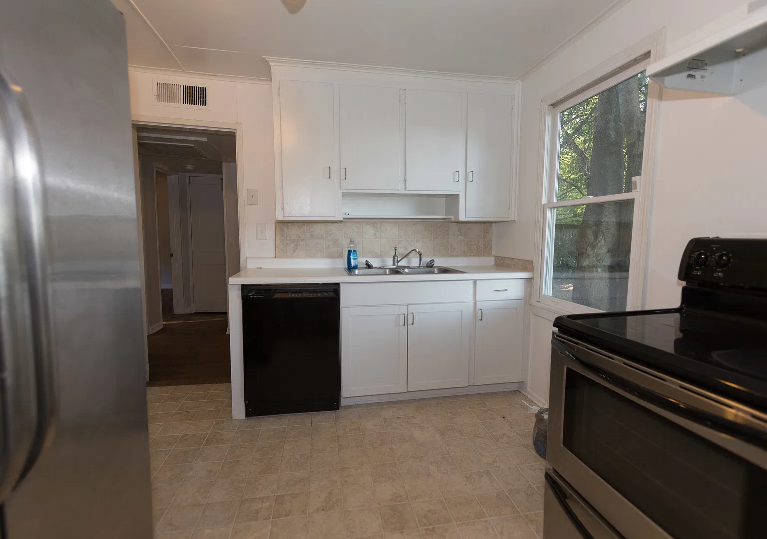 Charming House off Hawthorne Ave! — Photo 4