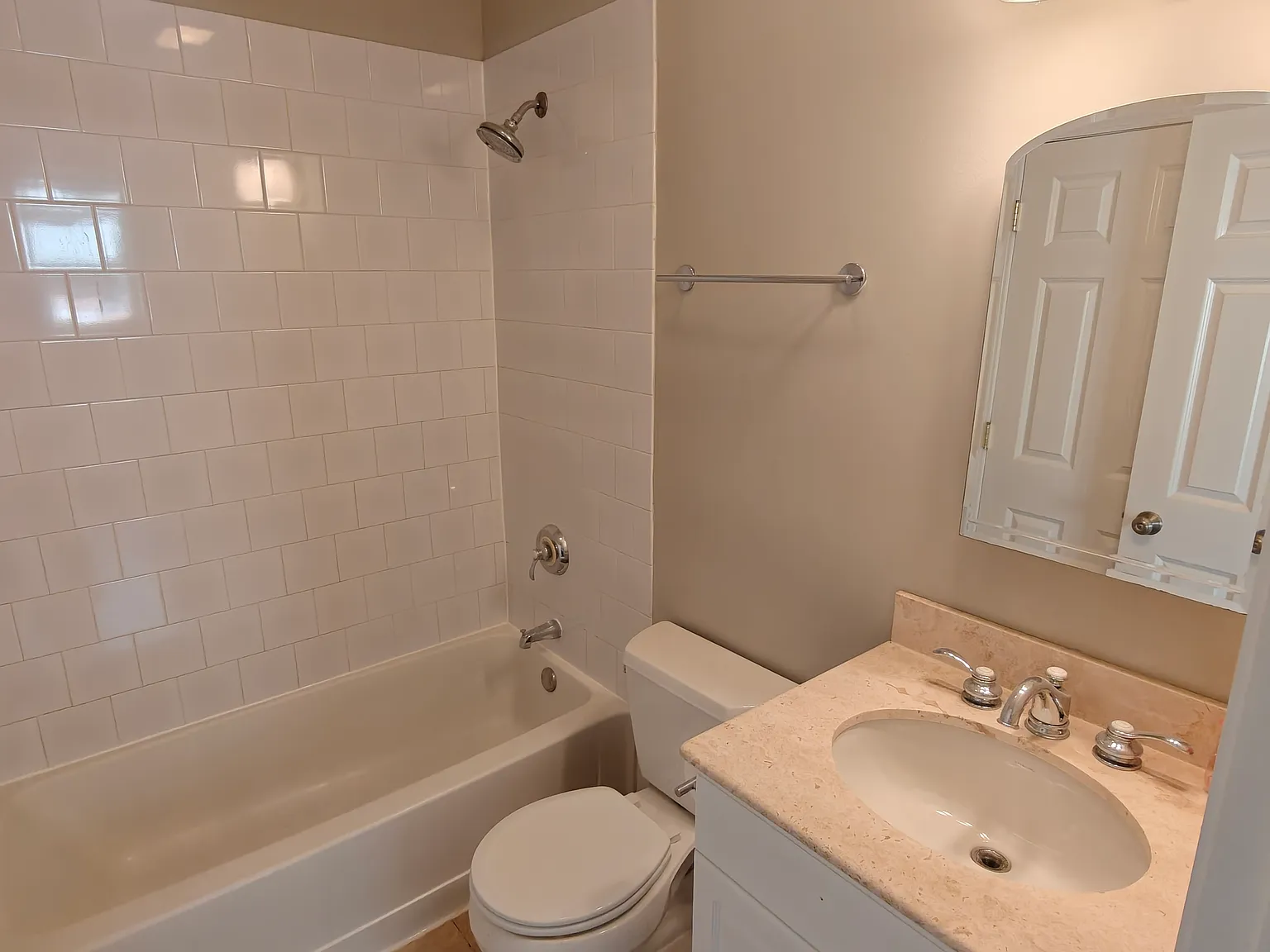 3 bed, 1200 sqft, $2,850 — Photo 4