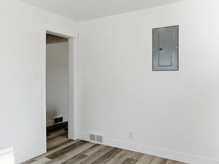 472 E Center St — Photo 2