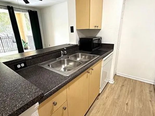 2564 Centergate Dr, Hollywood, FL