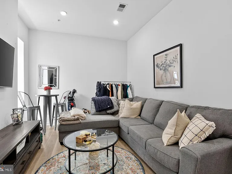1415 Locust St #402 — Photo 3