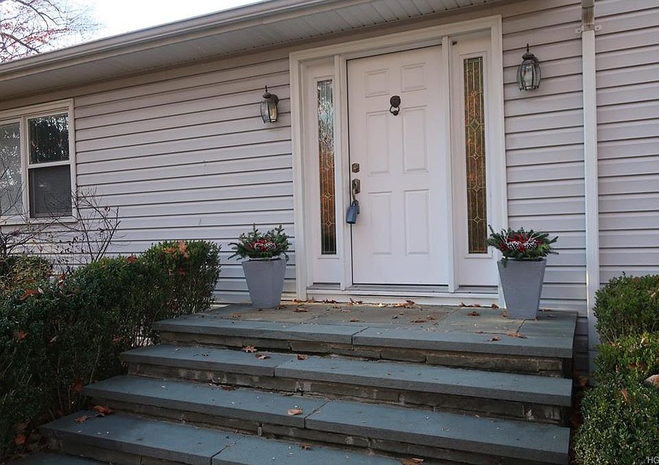 1st image of 7 Brookdale Ct