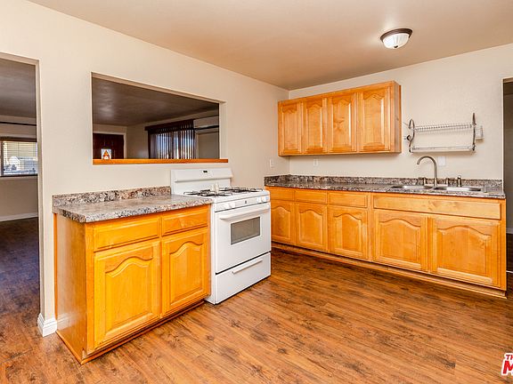 3rd image of 9813 Elm Ave