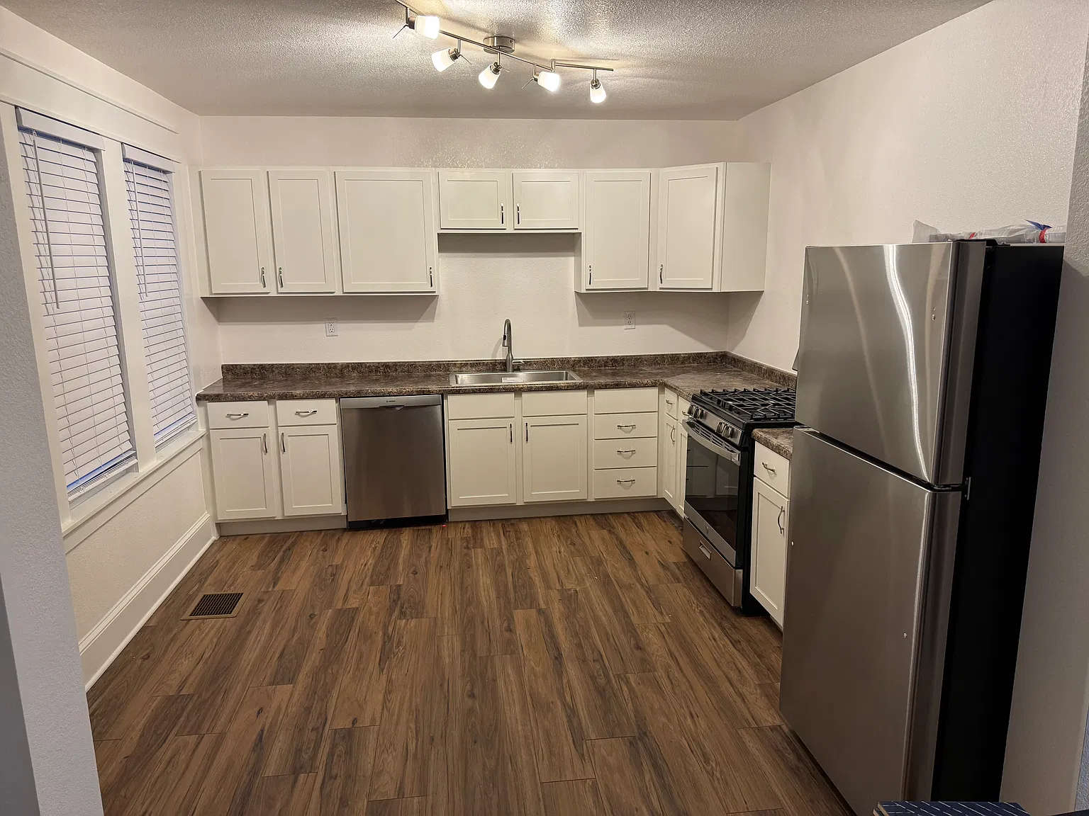 2 bed, 850 sqft, $1,600 — Photo 2