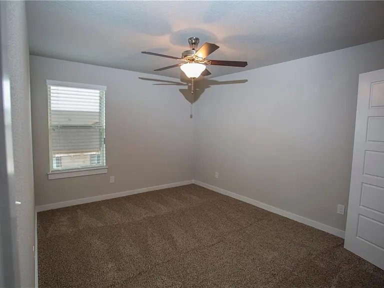 137 Lakeview Ct — Photo 10