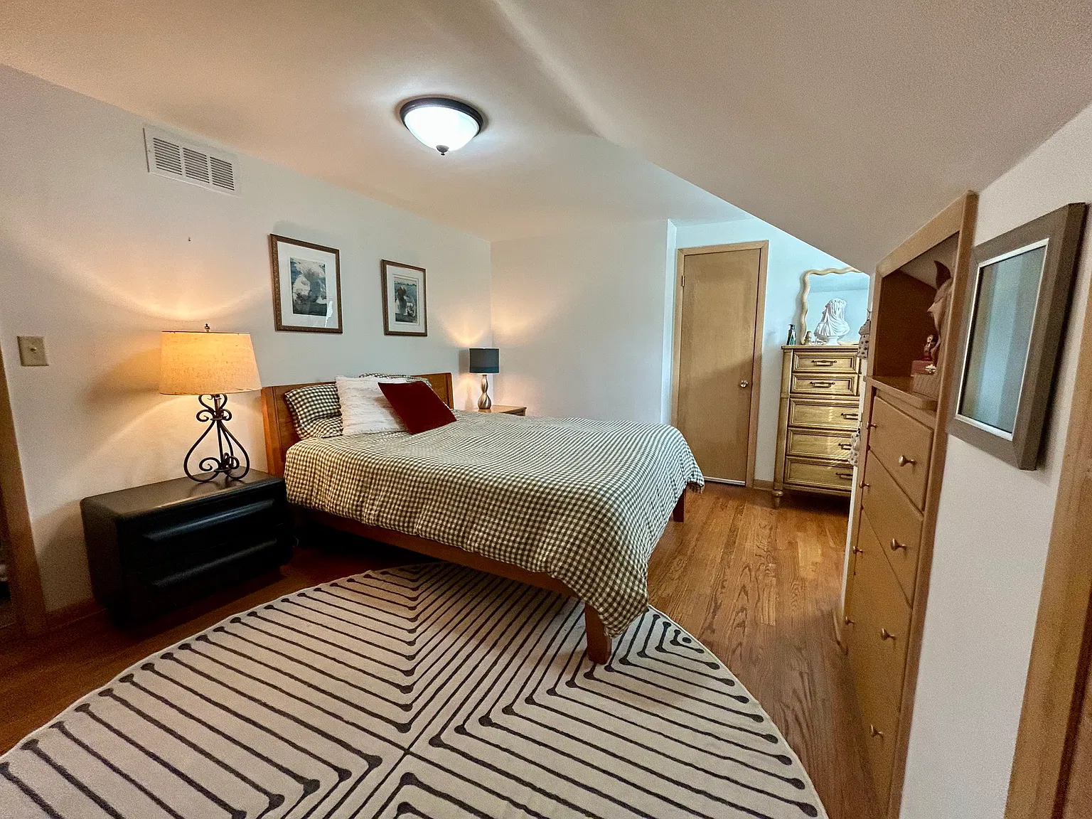 2 bed, 1100 sqft, $1,695 — Photo 3
