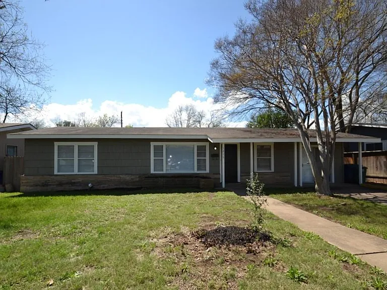 1211 Ridgemont Dr — Photo 1