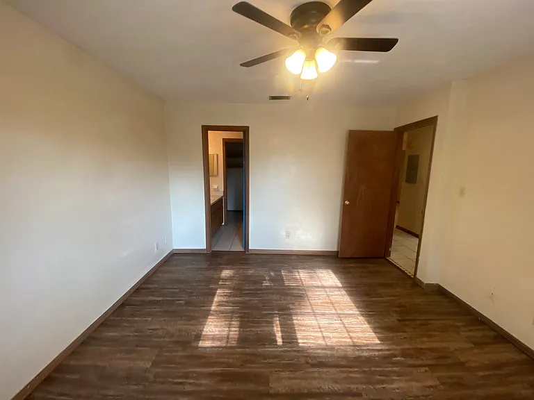1102 Green Tree Ct #F — Photo 7