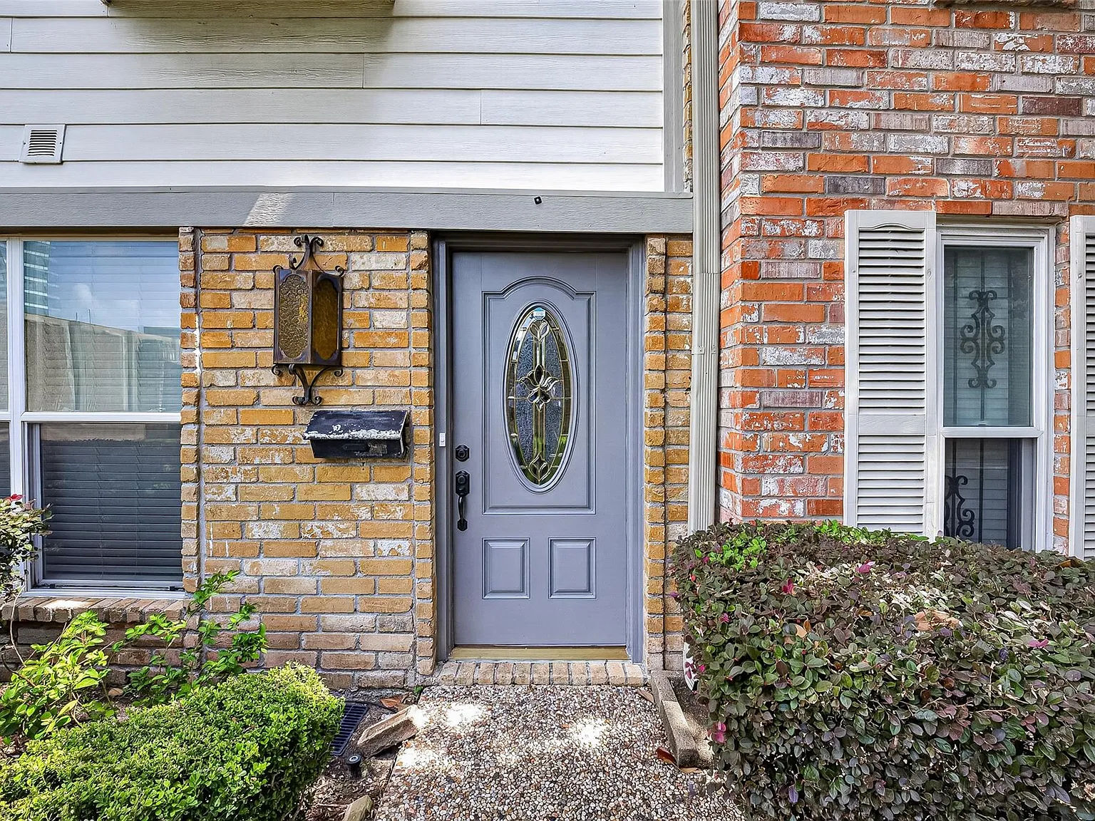 3 bed, 3.0 bath, 2378 sqft, $2,200 — Photo 2