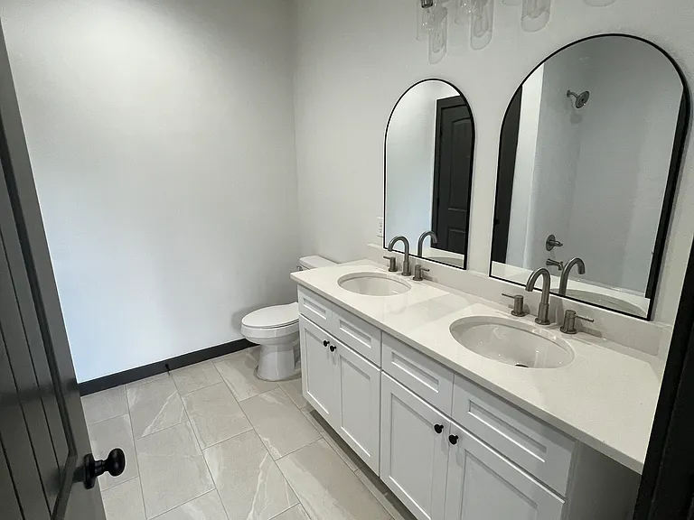 Master Bathroom w/Double Vanities