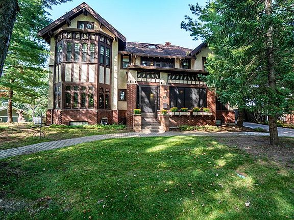 2nd image of 329 Park Cir SE