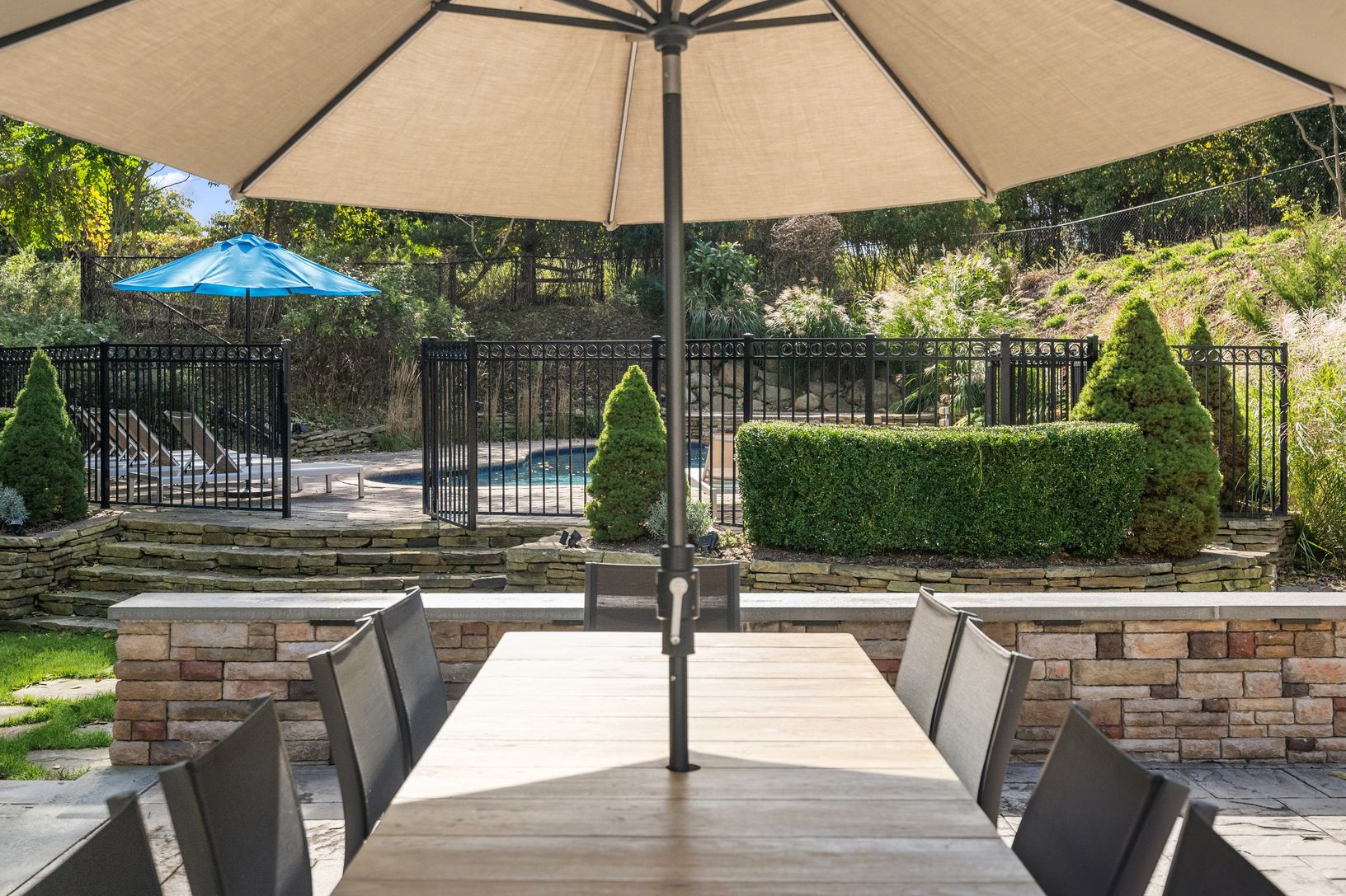  Outdoor Dining Area