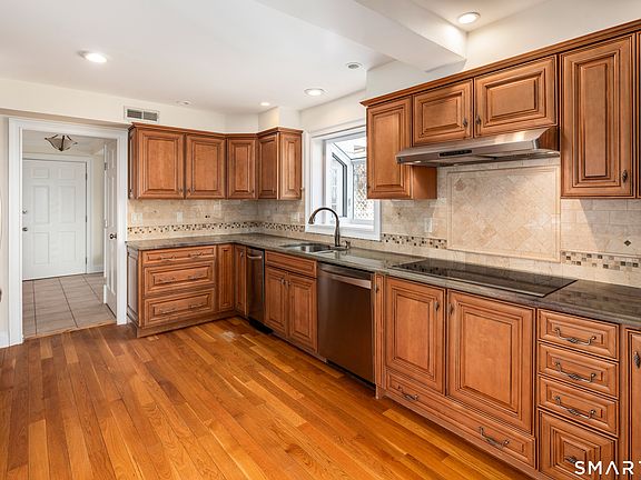 5th image of 264 Chestnut Hill Road