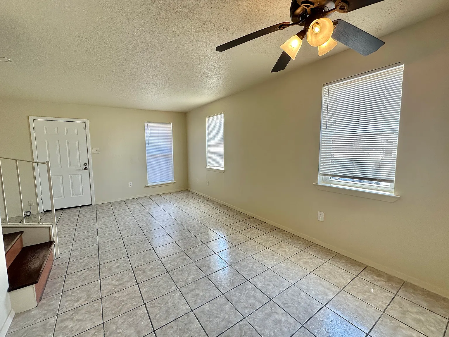 3 bed, 1.5 bath, 1300 sqft, $1,600 — Photo 3