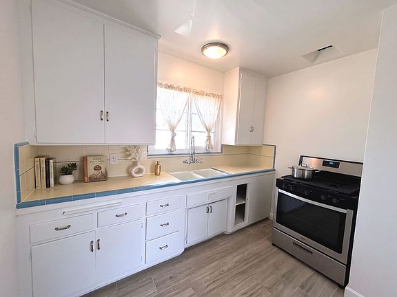 3rd image of 1553-1555 Riverside Dr #1555-06