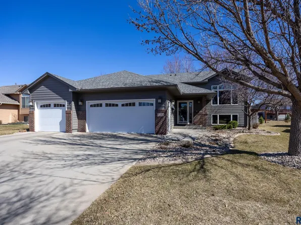 2220 S Villanova Ave, Sioux Falls, SD 57106