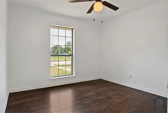 1629 Glencairn Ln — Photo 11
