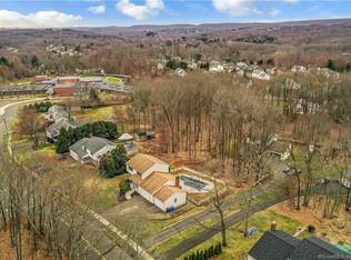 76 Kirk Rd, Hamden, CT 06514