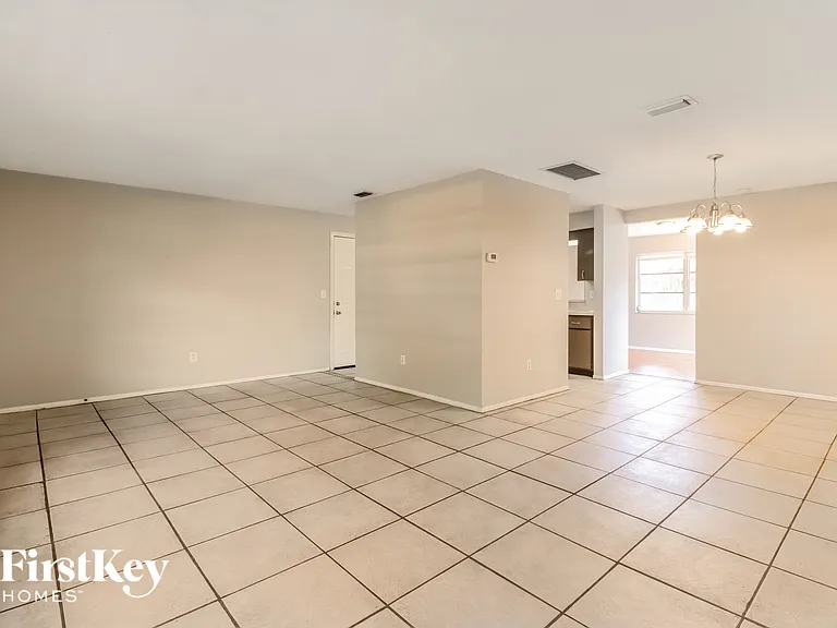 2526 13th Ave SW — Photo 3