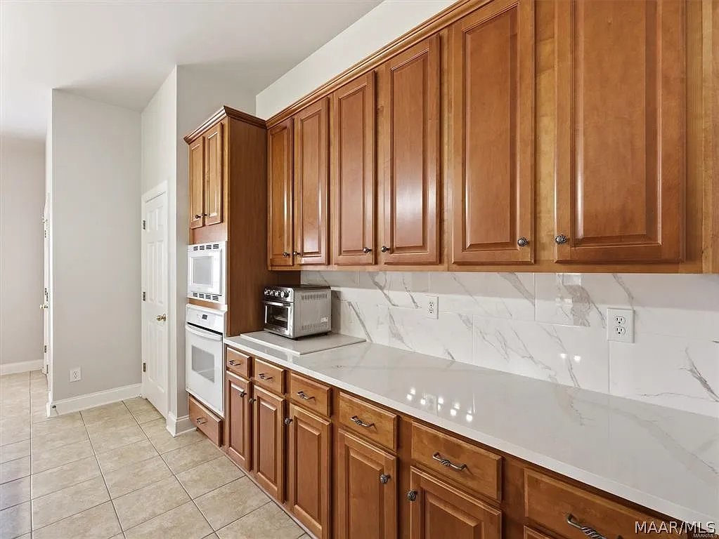 4 bed, 3.0 bath, 2570 sqft, $2,600 — Photo 4