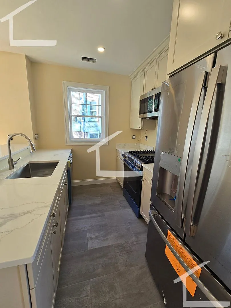 Charming 3 Bedroom-No Broker Fee — Photo 4