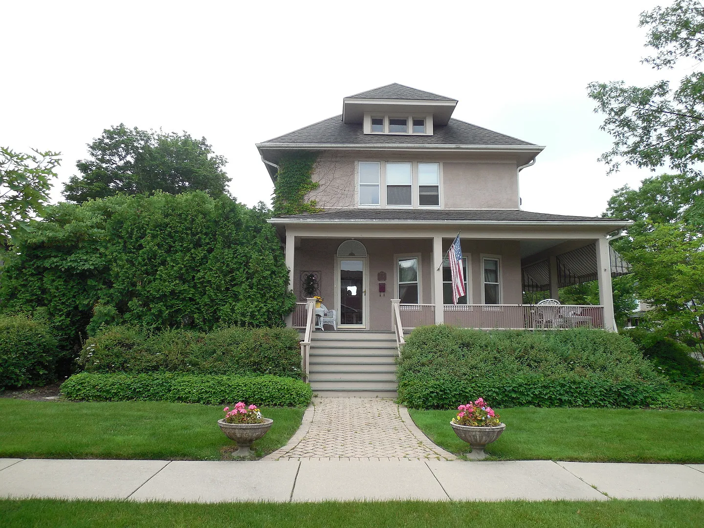 424 W Montrose Ave photo 1