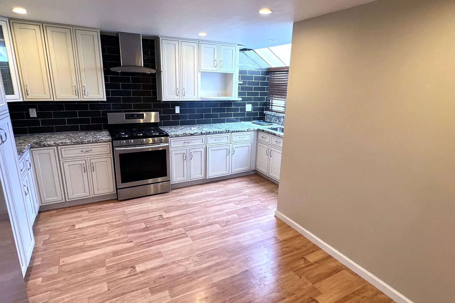 3 bed, 2.5 bath, 1734 sqft, $3,400 — Photo 2
