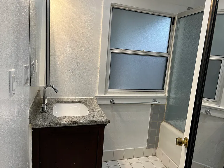 1662 N Allen Ave — Photo 8