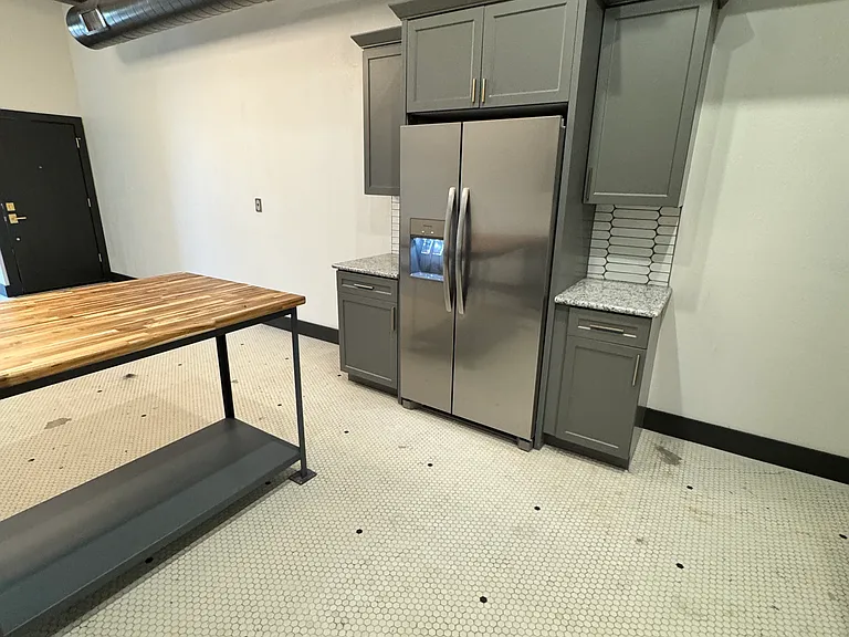 115 E 12th St #4 — Photo 8